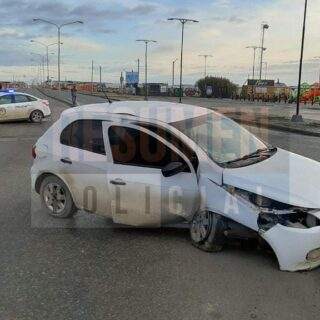 Dos heridos tras estrellarse solos contra la rotonda de la Plaza de las Américas