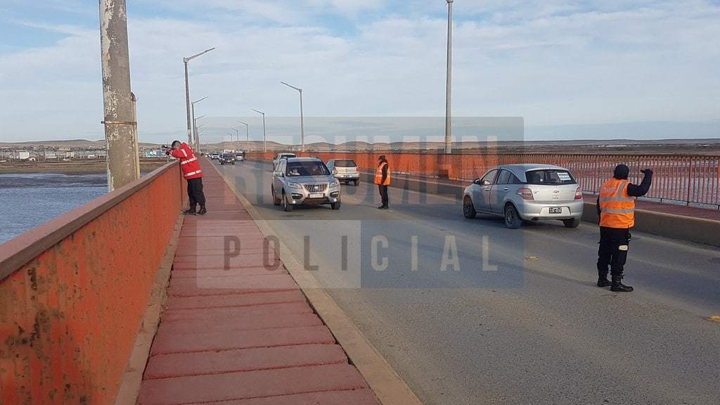 Personal policial rescató a un hombre del puente Mosconi