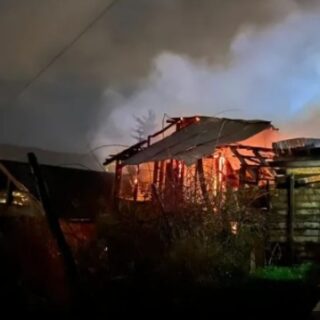 NEUQUÉN: Un incendio generalizado consumió una vivienda y afectó a otra en San Martín de los Andes