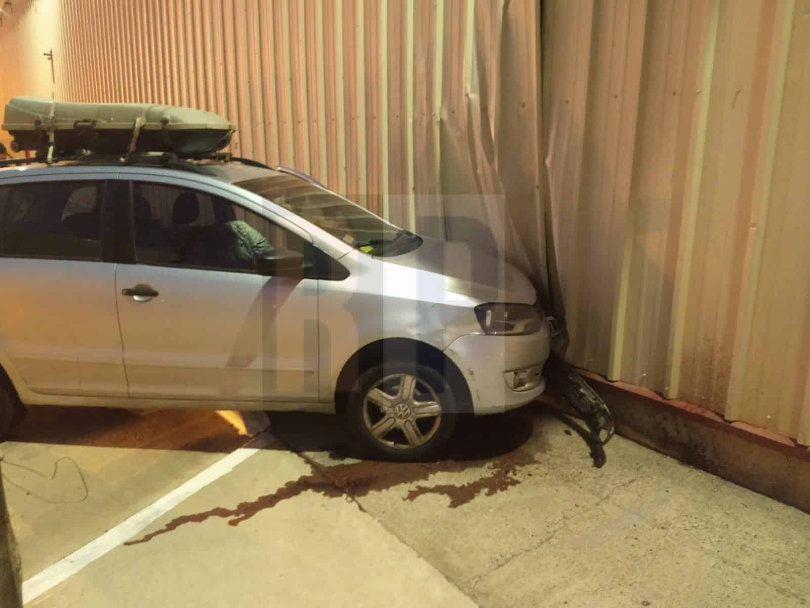 Conductor alcoholizado chocó su auto contra la pared de una empresa