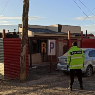 Allanaron por una causa por amenazas e incautaron un arma y drogas en la margen sur