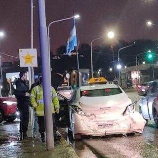 Embistieron a un taxi desde atrás en la Maipú y un pasajero de 16 años resultó con fracturas