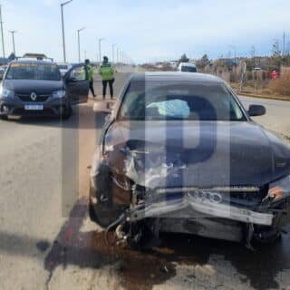 Violento impacto de un Audi contra un taxi que salía de los tribunales de Campamento YPF