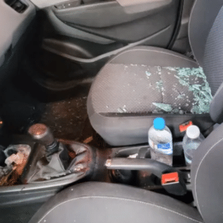 NEUQUÉN: Motochorros le rompieron el vidrio de un piedrazo para robarle