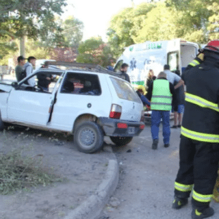 NEUQUÉN: Centenario: chocan una camioneta petrolera y un auto, que terminó incrustado en un árbol