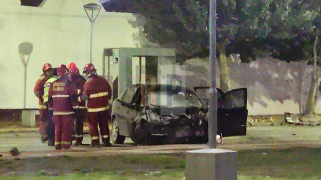 Estrellaron un auto contra un árbol sobre la avenida Maipú en Ushuaia y hay tres heridos
