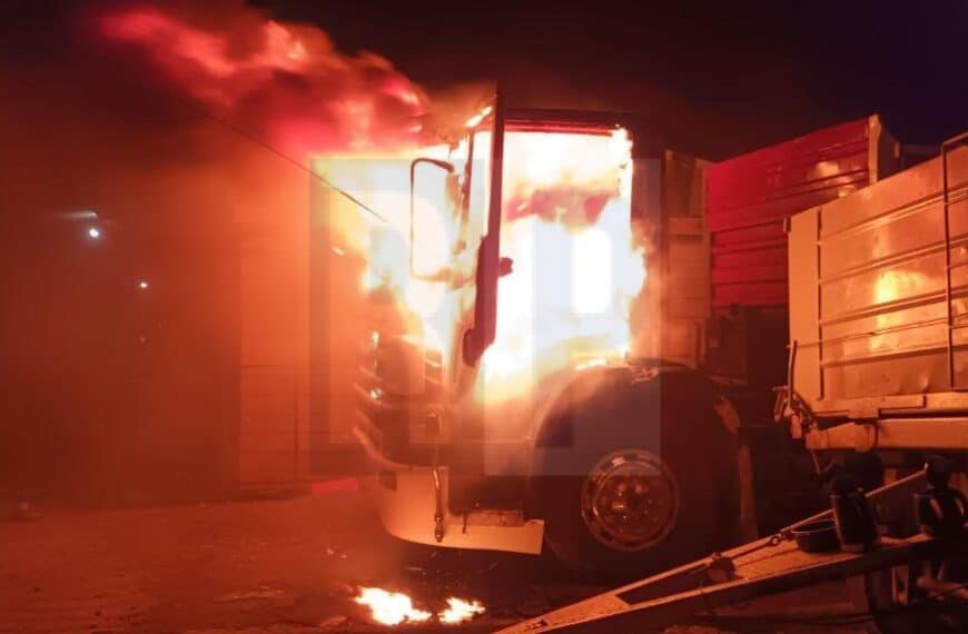 Durante la madrugada incendiaron un camión de forma intencional