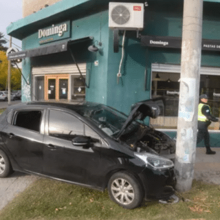 NEUQUÉN: Barrio Islas Malvinas: conductor perdió el control de su auto, se subió a la vereda y chocó un poste