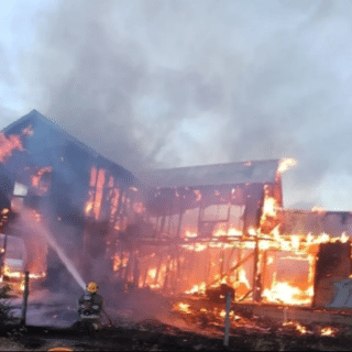 SAN MARTÍN DE LOS ANDES: Una familia saltó al vacío desde el primer piso de su vivienda para escapar de un incendio
