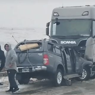 RÍO GALLEGOS: Accidente fatal en la ruta con nieve: Al menos un muerto y cuatro heridos graves en un choque frontal entre un camión y una camioneta