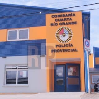 Riña en Río Grande: dos hombres aprehendidos por agredir a la policía