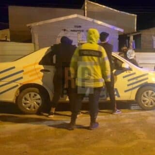 Dos sujetos detenidos tras dañar la puerta de una casa en un presunto ajuste de cuentas