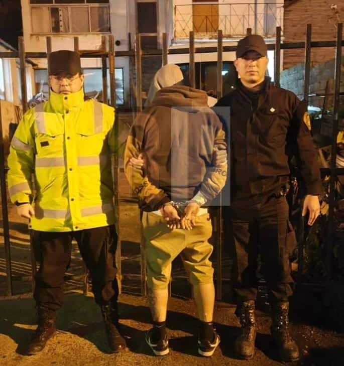 Un sujeto fue detenido en Ushuaia luego de cometer dos hurtos en comercios de la zona.