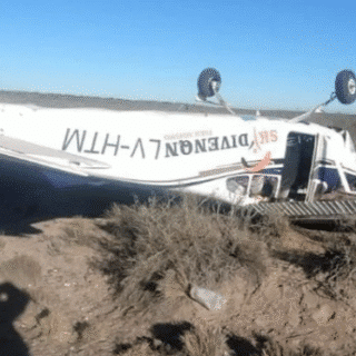 NEUQUÉN: Cayó una avioneta en Allen cuando despegaba; un muerto y dos heridos