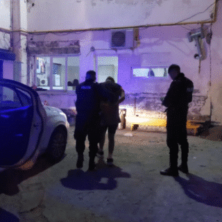 CDRO. RIVADAVIA: Descontrol en plena calle: una mujer mordió a una policía y su novio atacó a piñas a los efectivos