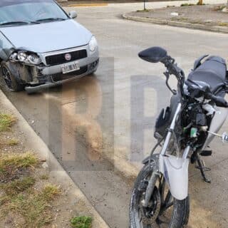 Un motociclista al hospital tras chocar con un  vehículo y una columna