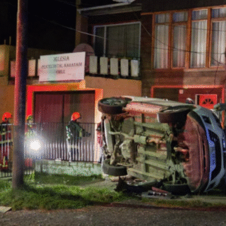 PTA. ARENAS: Chocó auto estacionado, lo volcó y se dio a la fuga