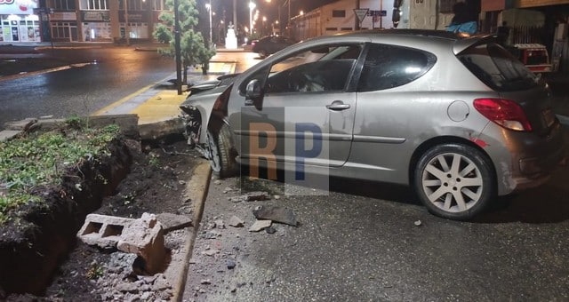 Conductor con alcoholemia positiva se estrelló contra un cantero de la avenida Perón