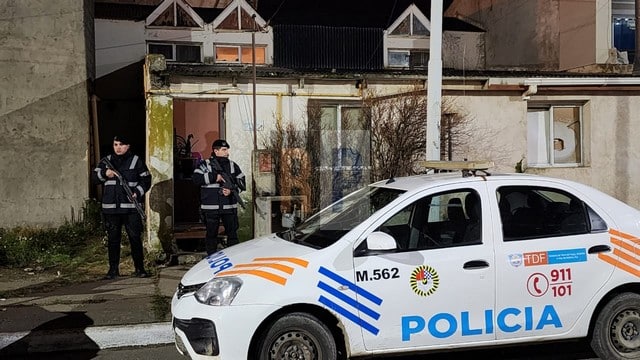 Un taxista denunció que lo secuestraron en una vivienda y lo robaron a punta de arma por lo que se allanó a un ex convicto
