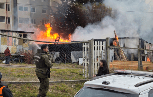 PTA. ARENAS: Incendio destruyó antigua barraca de madera en la Avenida Martínez de Aldunate