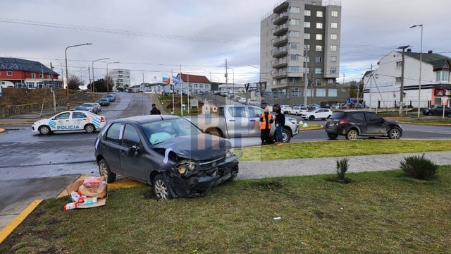 Una menor herida y un auto incautado tras violento impacto en la bajada de Belgrano