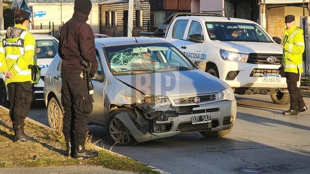 Conductor encandilado por el sol impactó contra una grúa estacionada