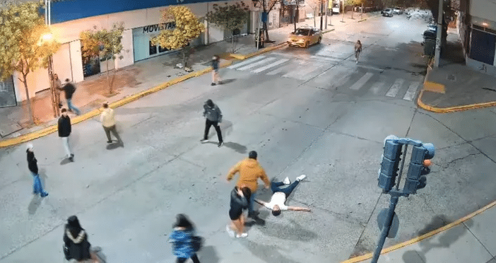 NEUQUÉN: Brutal golpiza con patadas, a la salida de un boliche en pleno centro
