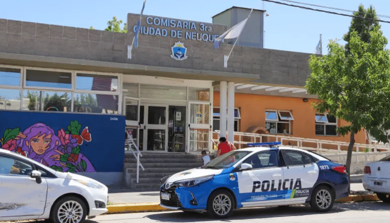 NEUQUÉN: A bordo de una Hilux, se estrelló contra una casa, se fugó y quiso atropellar a un policía: «No sabés quién soy»