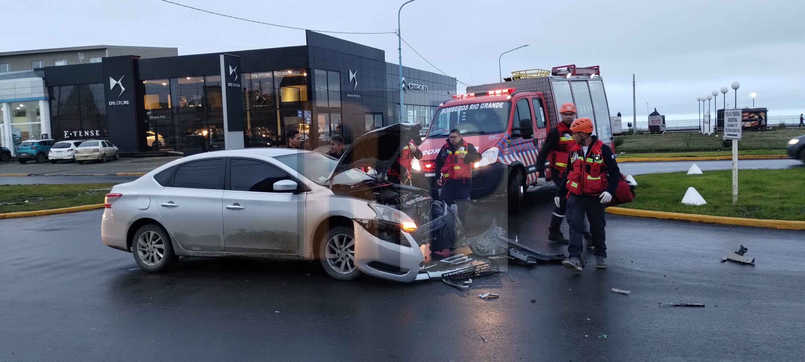 Violento accidente de tránsito con una mujer trasladada al hospital