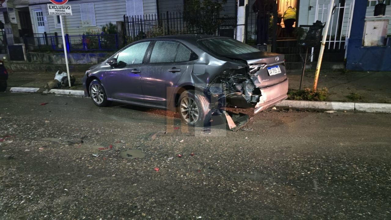 Violento accidente de tránsito en la ciudad de Ushuaia con dos detenidos