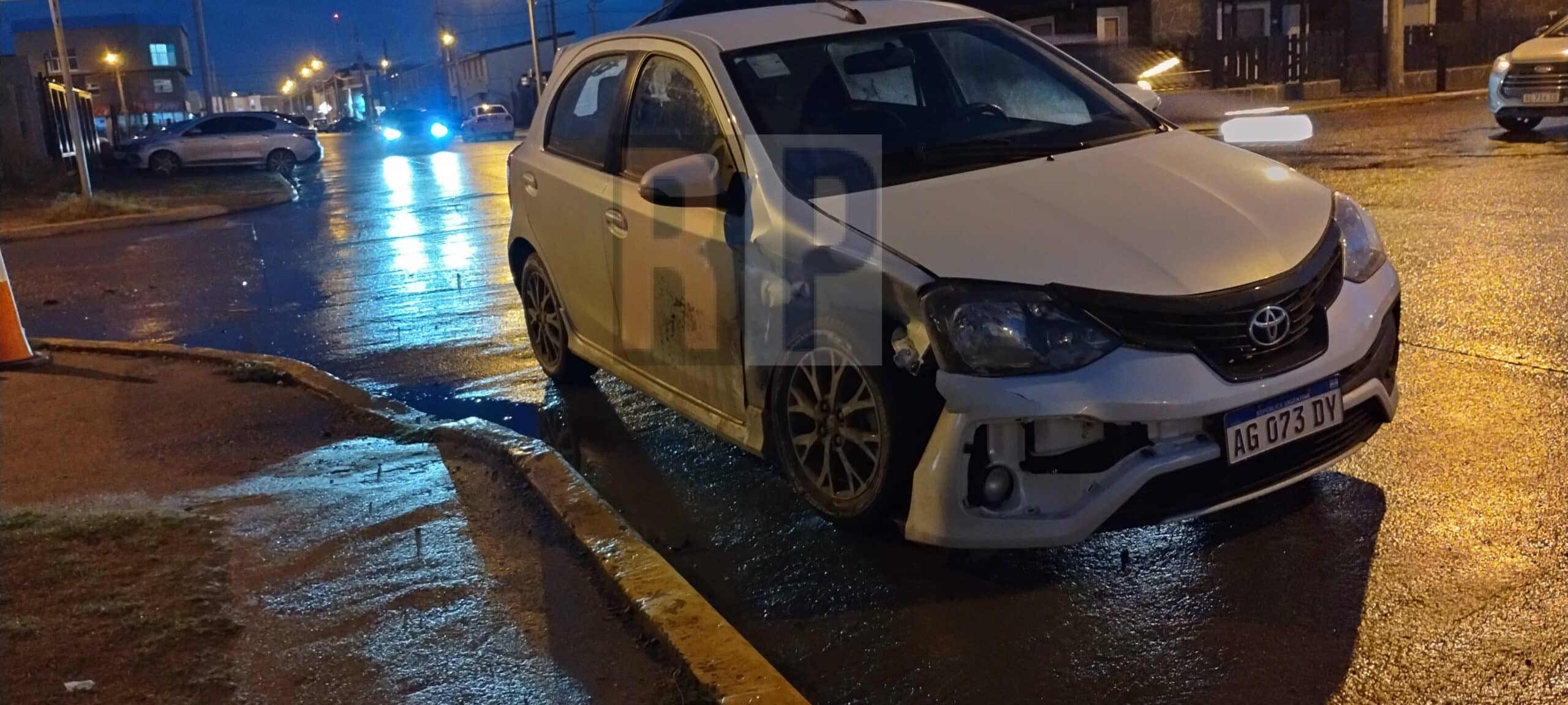 Colisión vehicular con dos personas trasladadas al hospital