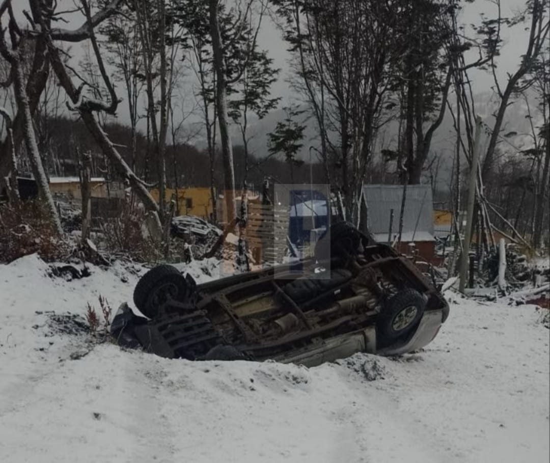 Accidente en Ushuaia: camioneta vuelca en Camino del Valle