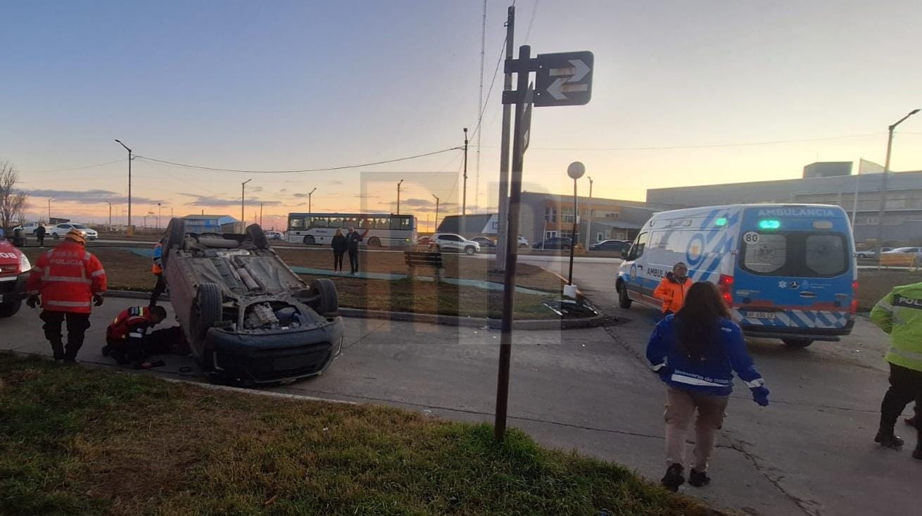 Choque entre dos vehículos, uno terminó volcado