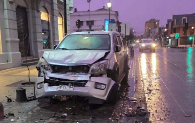 PTA. ARENAS: Conductor chocó autos estacionados y se dio a la fuga