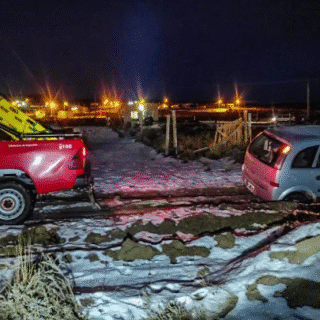 STA. CRUZ: Bomberos asistieron dos rescates vehiculares por escarcha en El Calafate y Puerto Deseado