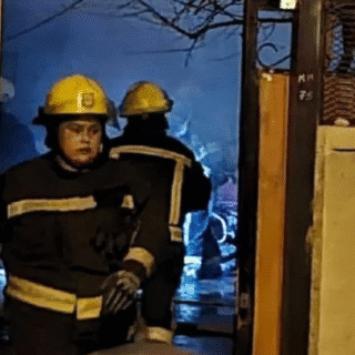 NEUQUÉN: Devastador incendio de una vivienda en Centenario dejó con lo puesto a una familia