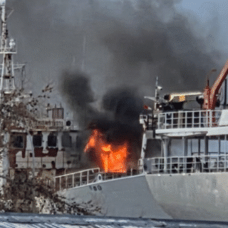 PTA. ARENAS: Incendio en buque coreano en Asmar Punta Arenas deja dos bomberos lesionados