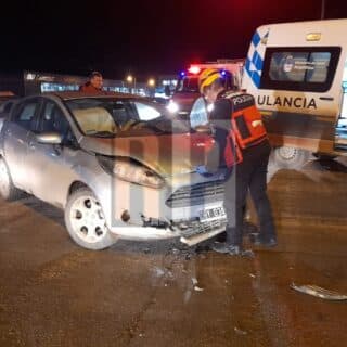 Accidente de tránsito en zona semaforizada con una conductora lesionada