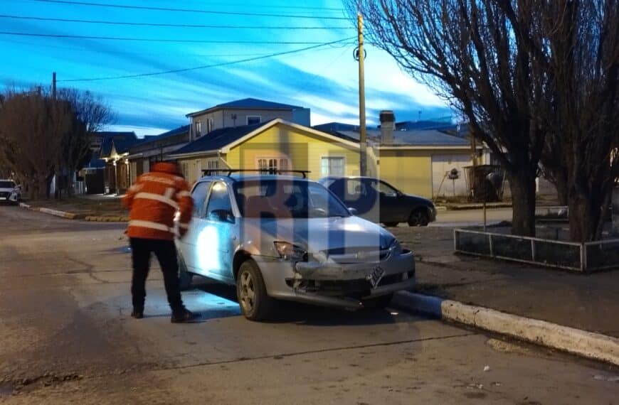 Accidente de tránsito dos vehículos chocan y dejan a dos personas lesionadas