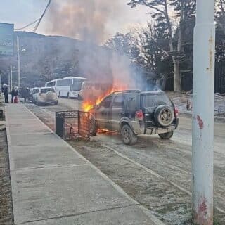 Un vehículo fue consumido por las llamas en la ciudad de Ushuaia