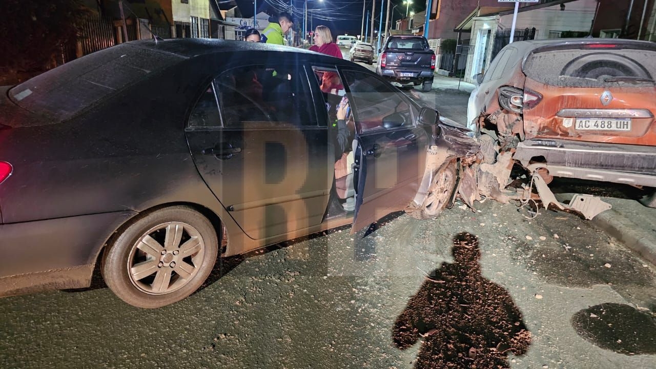 Violento choque contra un auto estacionado en Ushuaia
