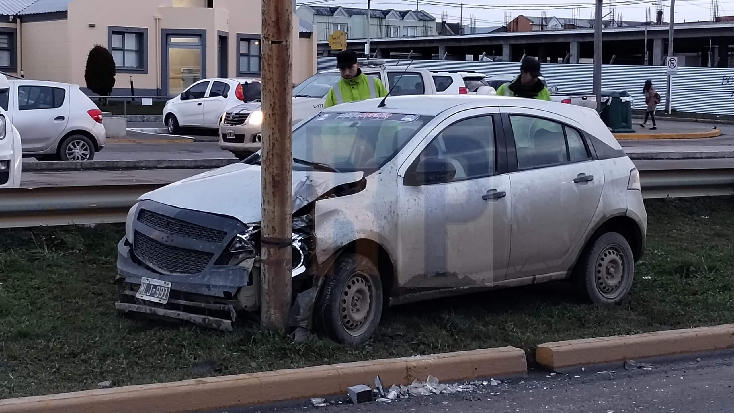 Una conductora con alcoholemia positiva chocó su automóvil contra un poste