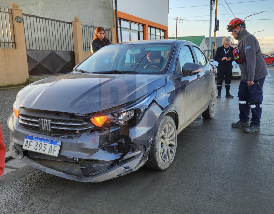 Accidente de tránsito entre dos vehículos sin lesionados