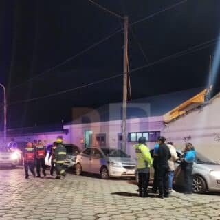 Infortunado accidente de una automovilista que aprisionó a un peaton