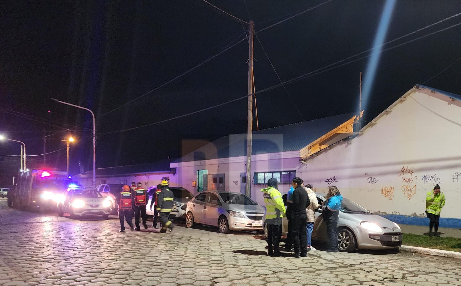 Infortunado accidente de una automovilista que aprisionó a un peaton