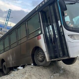Un colectivo se desbarranco sin ocupantes en su interior