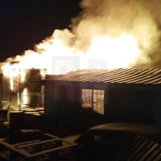 Voraz incendio consume por completo una vivienda