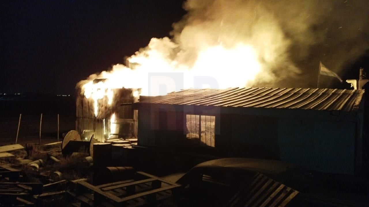 Voraz incendio consume por completo una vivienda