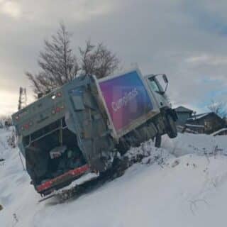 Incidente vial en Ushuaia: camión recolector de residuos queda atravesado en la calzada