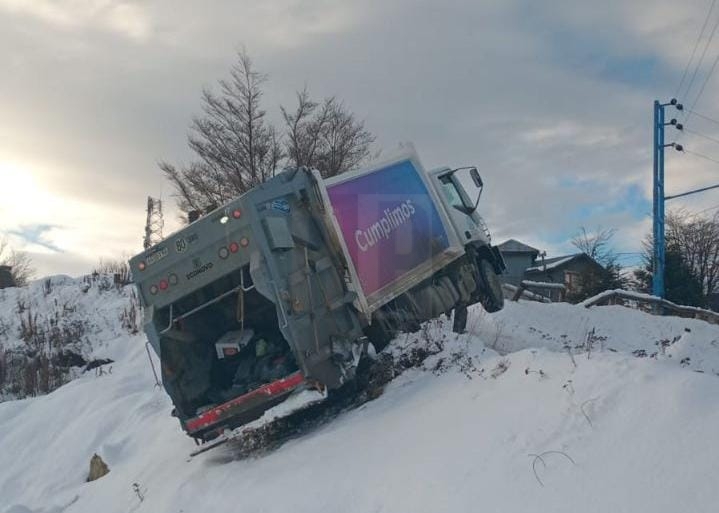 Incidente vial en Ushuaia: camión recolector de residuos queda atravesado en la calzada
